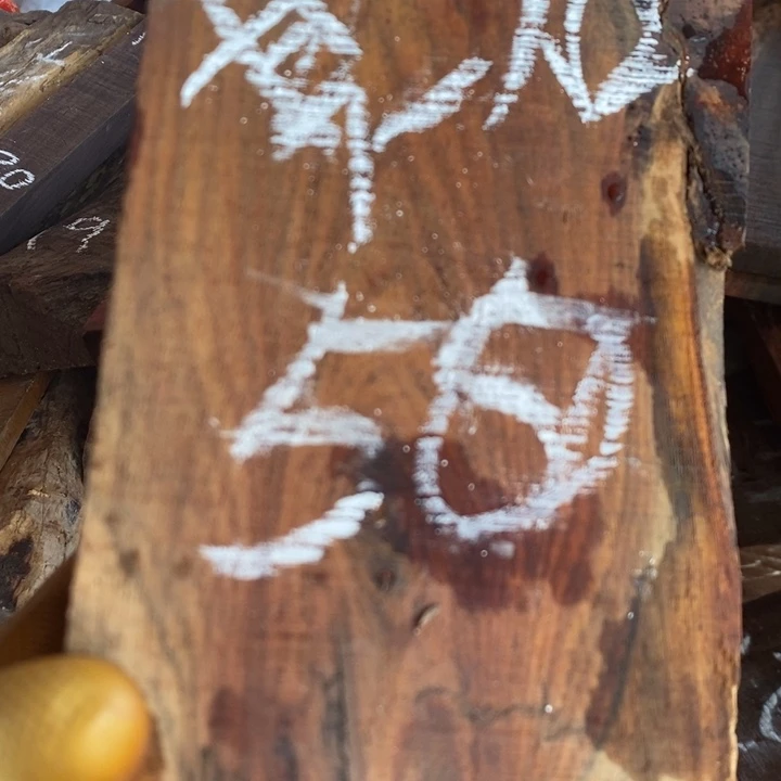 交趾黄檀（大红酸枝）其*