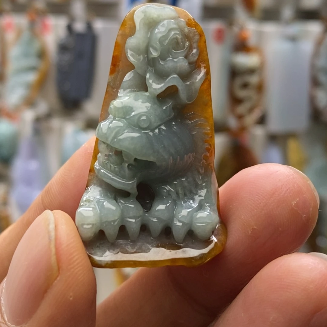 翡翠未镶嵌颈饰虎