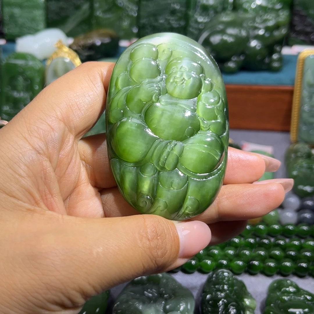胡***生颈饰未镶嵌和田玉