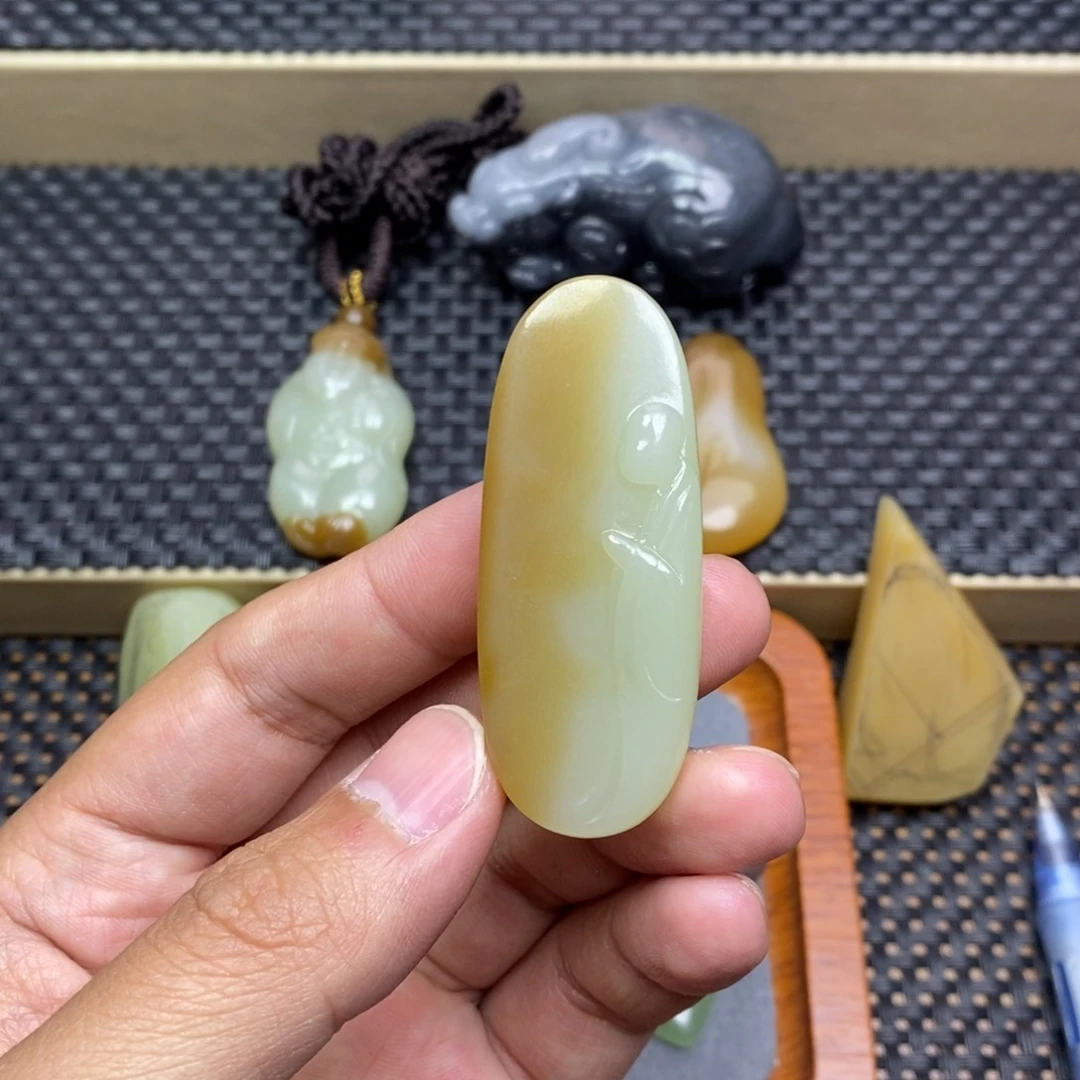 和田玉未镶嵌颈饰是*人
