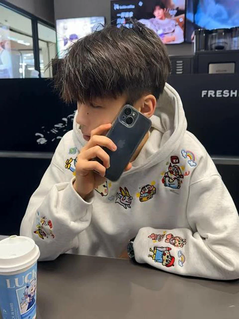 国潮牌可爱卡通刺绣小新连帽卫衣女秋冬季宽松学院风百搭情侣外套