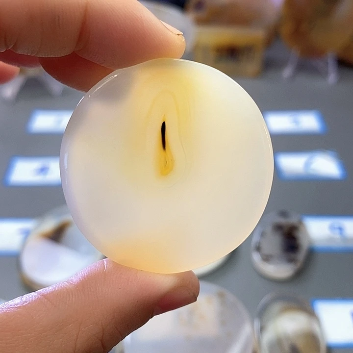 淑***儿玛瑙/玉髓未镶嵌珠宝半成品
