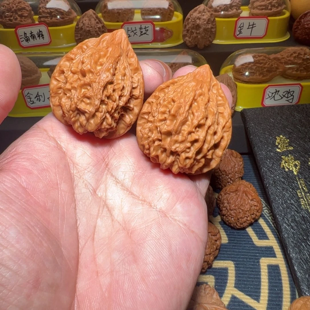 文玩核桃吊坠40十三陵鸡心