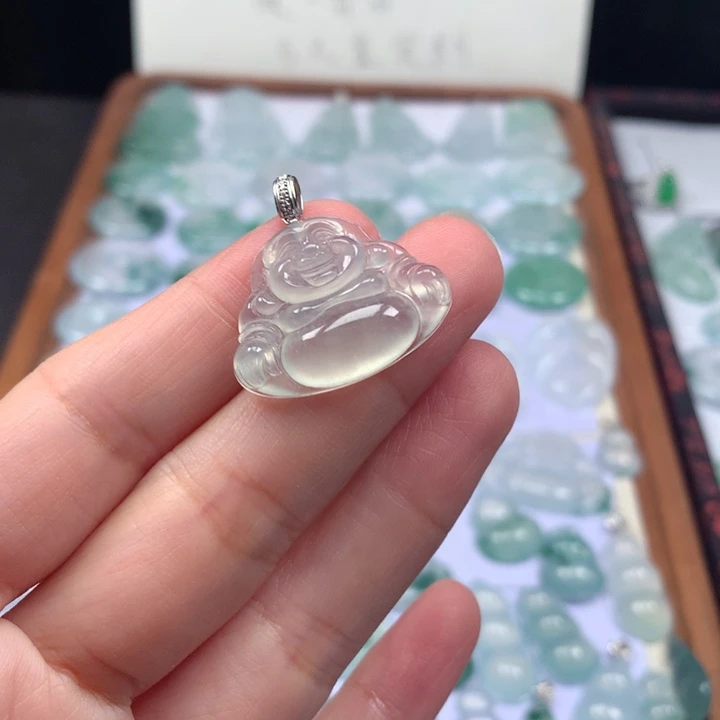 颈饰18K金镶嵌翡翠冰种佛公