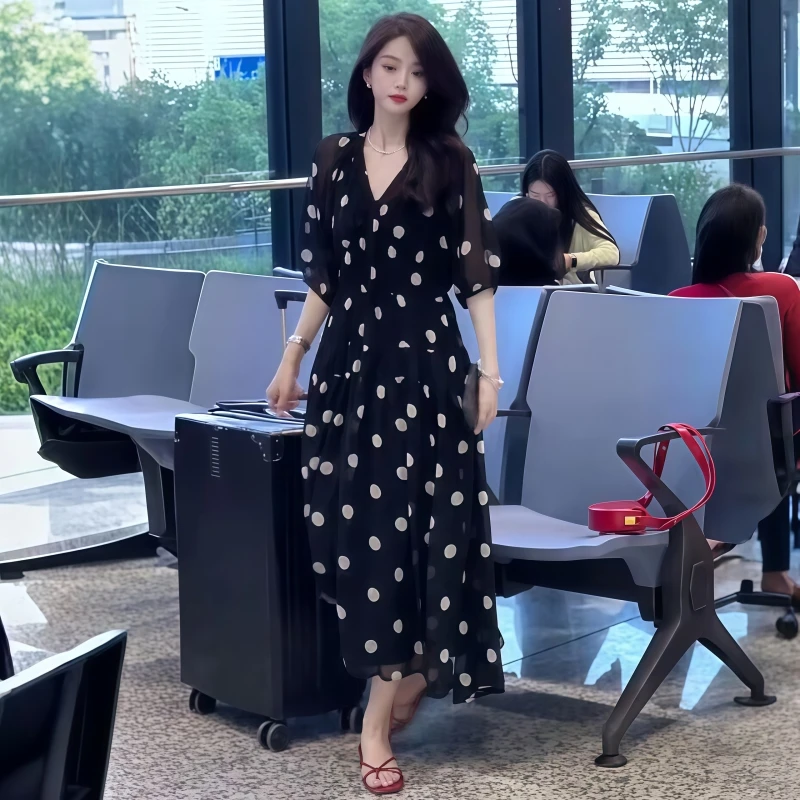 法式V领黑色波点女2025夏季新款高级感时尚小碎花连衣裙