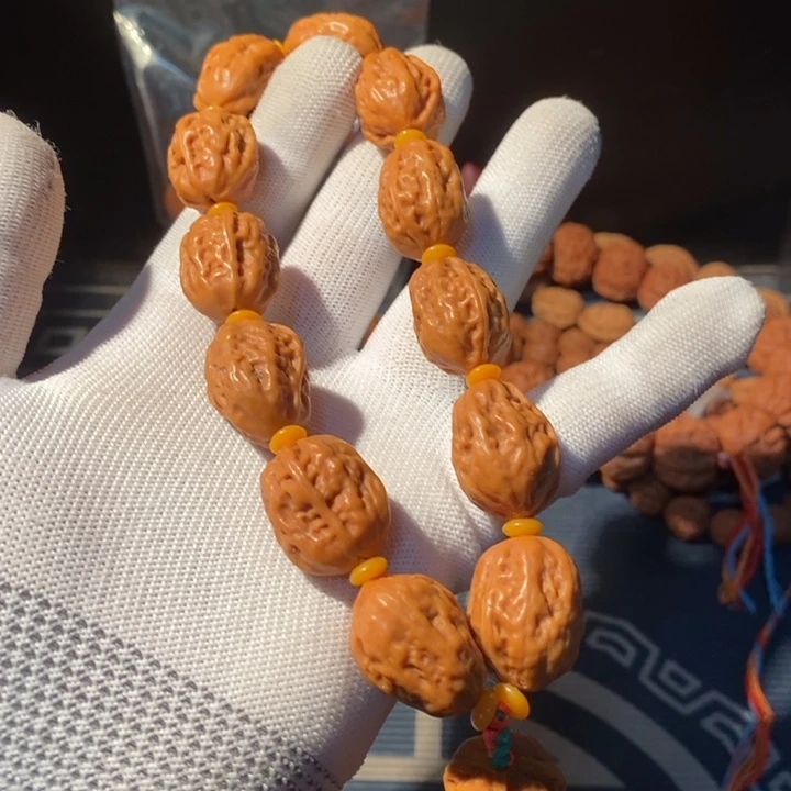 文玩核桃手串……30