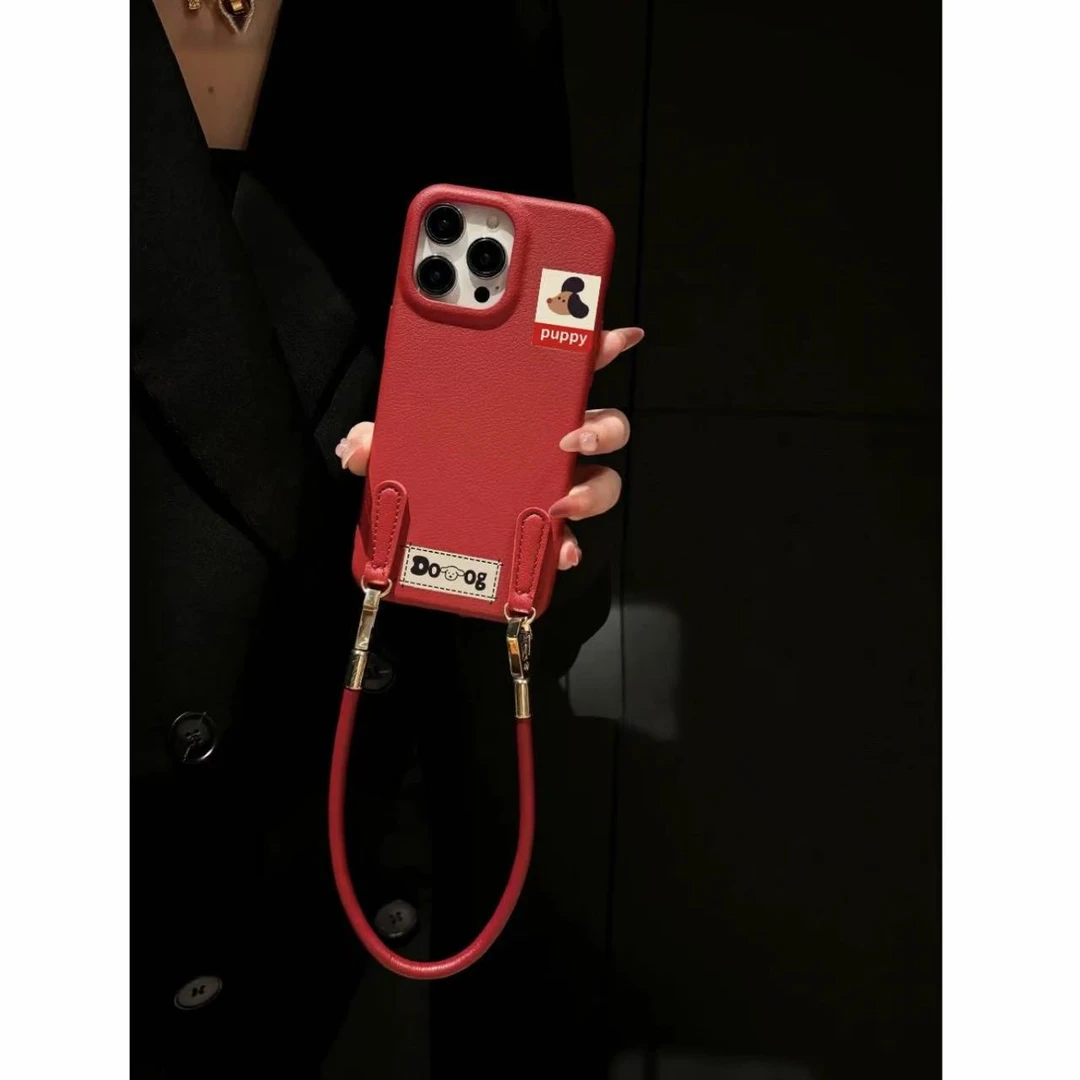 秋冬红腊肠狗适用苹果16proma手机壳iphone15手提14斜跨13个性女
