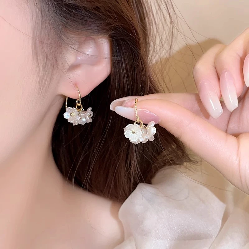 铜合金耳饰 超仙清新白色花朵流苏耳挂高级感温柔百搭耳环女耳饰