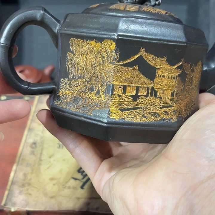 紫泥茶壶泥料手工制作的一把紫砂壶。