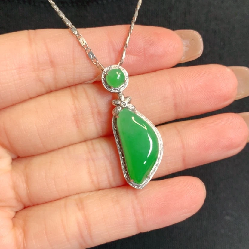 【闪购商品】颈饰18K金镶嵌翡翠特色戒面