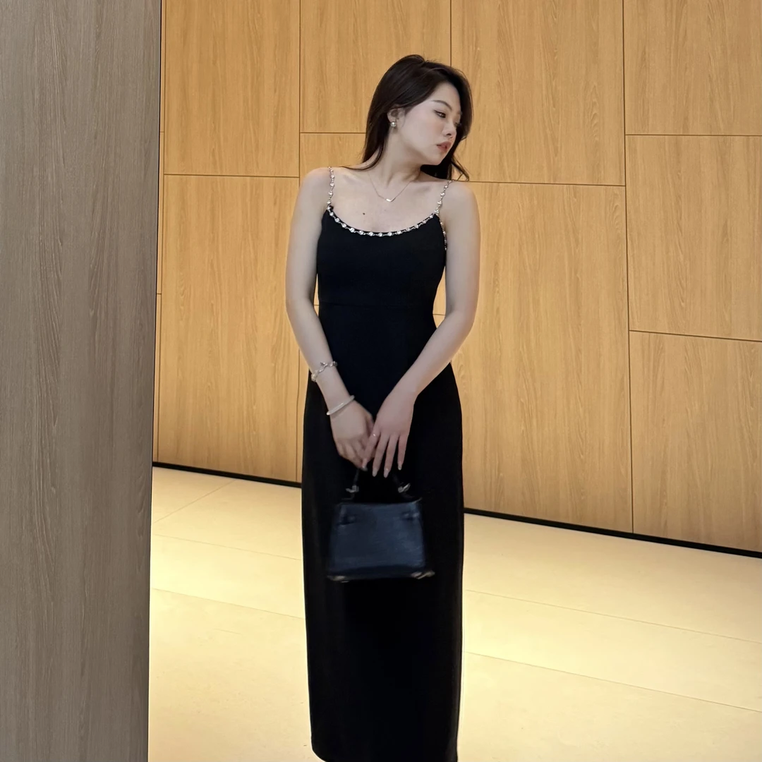 轻奢露背钻链吊带连衣裙裙子显瘦赫本风小黑裙大码大码吊带连衣裙