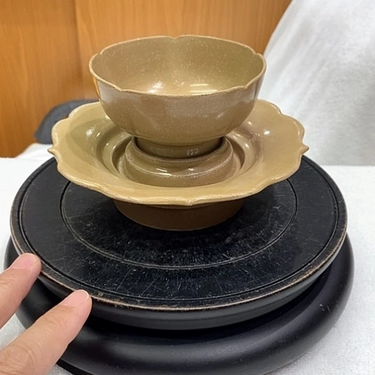 用***2越窑黄釉碗与底托