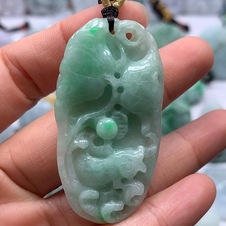 翡翠未镶嵌颈饰和和美美年年有余两面工艺福利