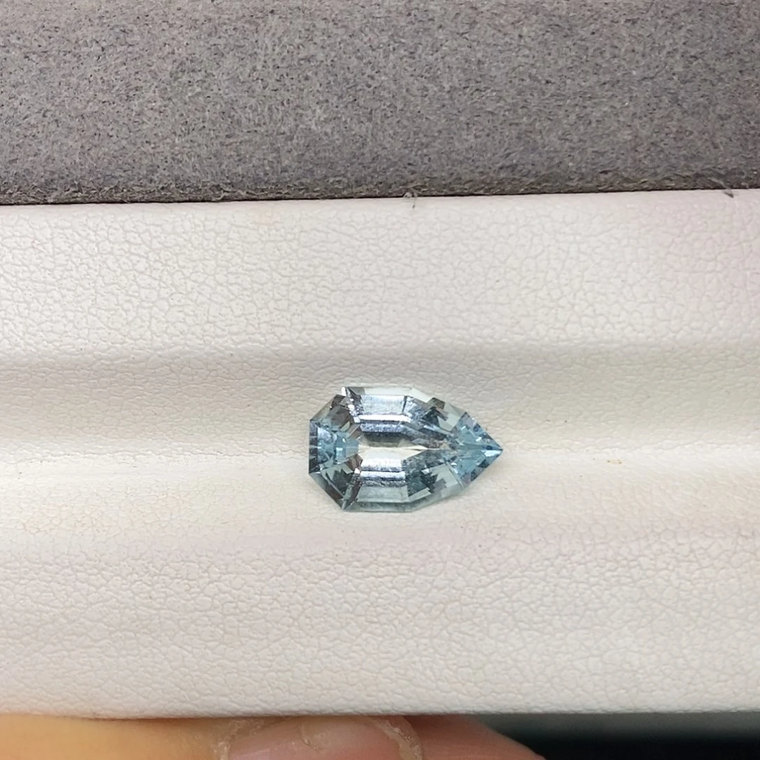 海蓝宝石裸石2.28克拉突然玻璃体满火彩海蓝宝