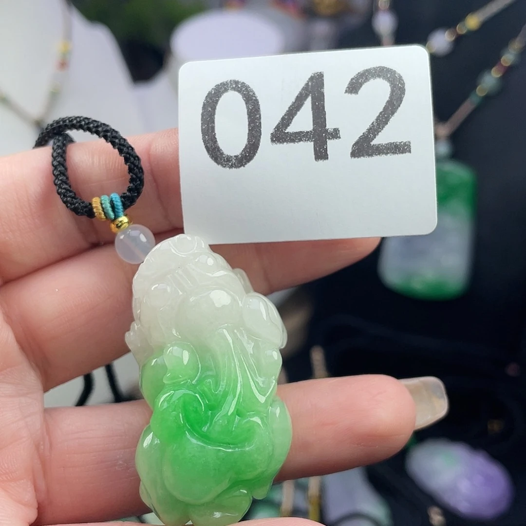 翡翠未镶嵌吊坠(赠链)