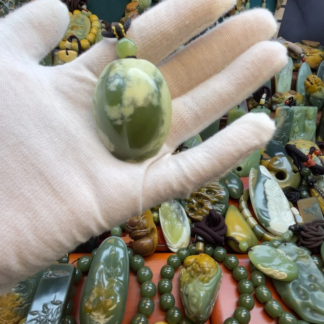两***白岫岩老玉（透闪石质玉）未镶嵌颈饰