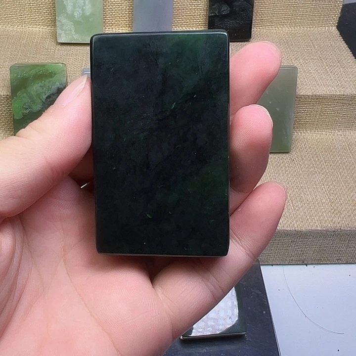 和田玉未镶嵌珠宝半成品有瑕