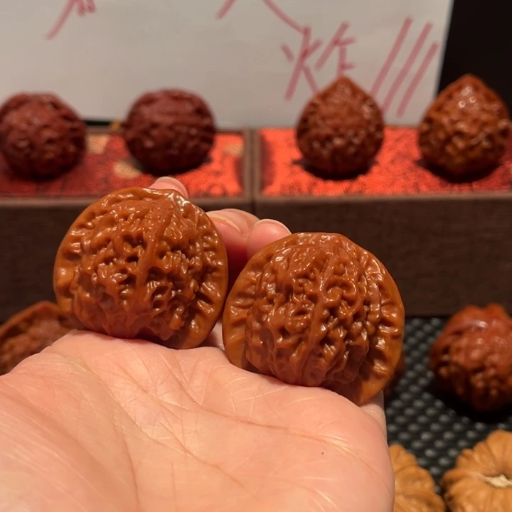 蒙***利吊坠文玩核桃瓷娃娃