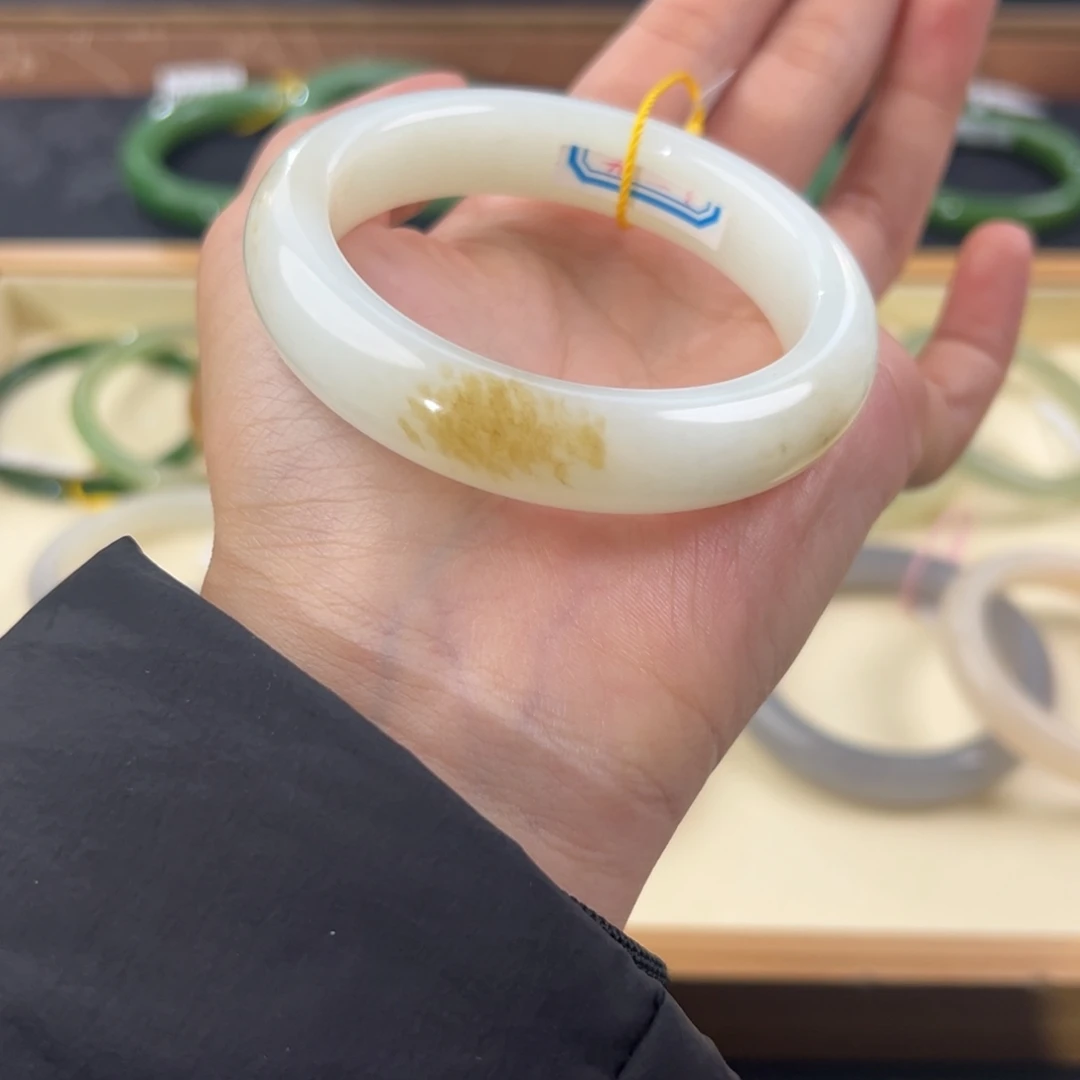 和田玉未镶嵌手镯