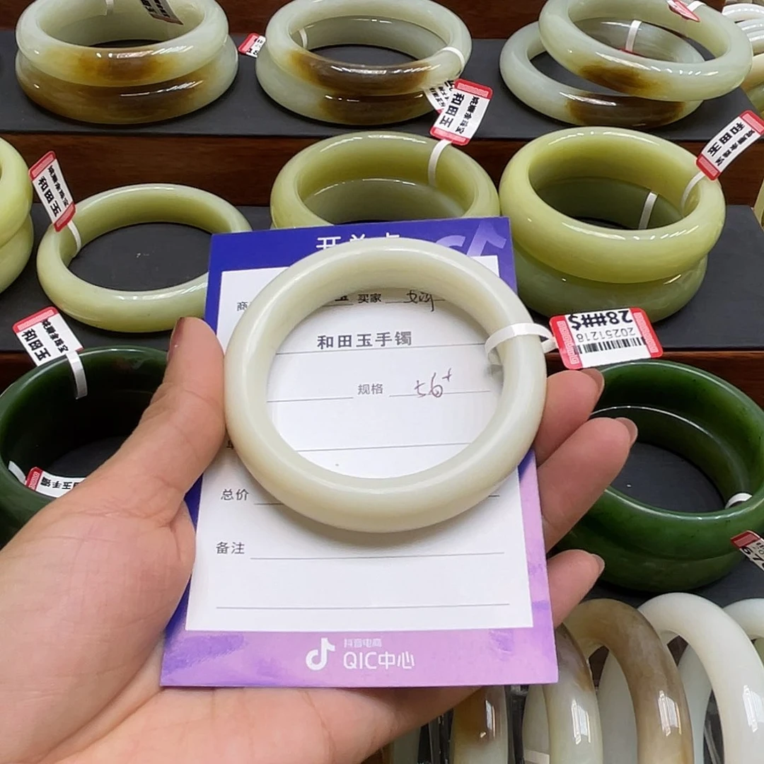 未镶嵌手镯和田玉姢****?