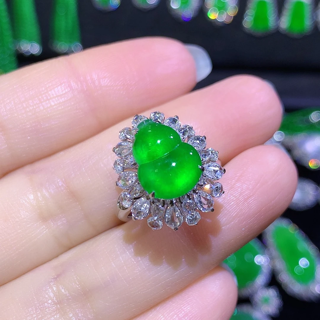 翡翠18K金镶嵌戒指高冰满绿起光绿葫芦