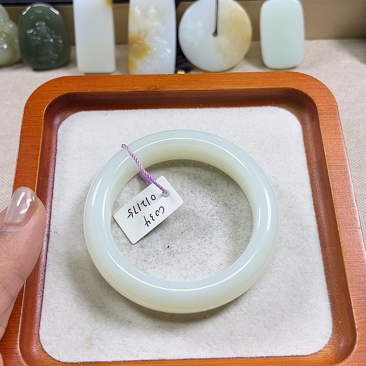 和田玉未镶嵌手镯