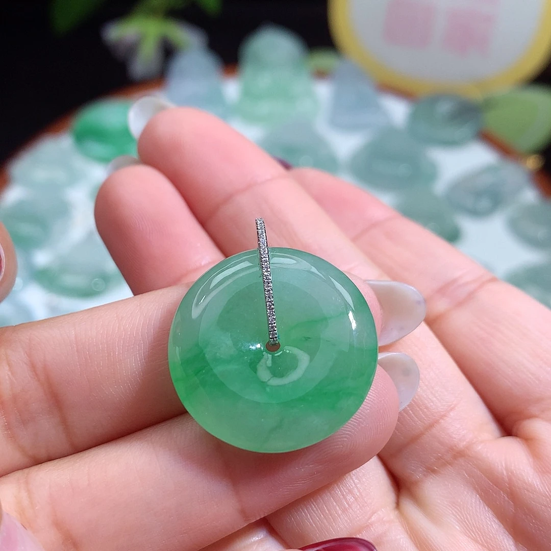 翡翠未镶嵌颈饰平安