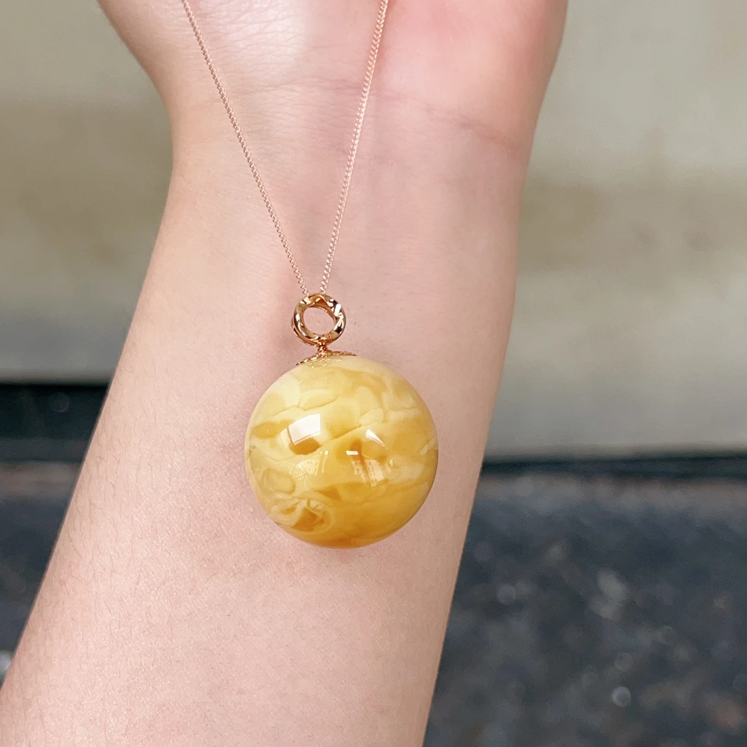 25.9mm俄料18k金蜜蜡锁骨圆珠，俄料满蜡奶咖白妖花，10.1克