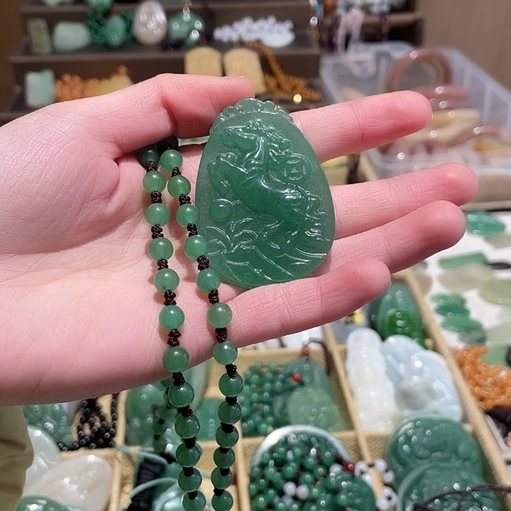 石英质玉未镶嵌颈饰