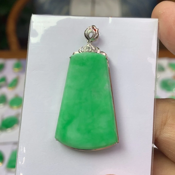 翡翠18K金镶嵌颈饰翡翠