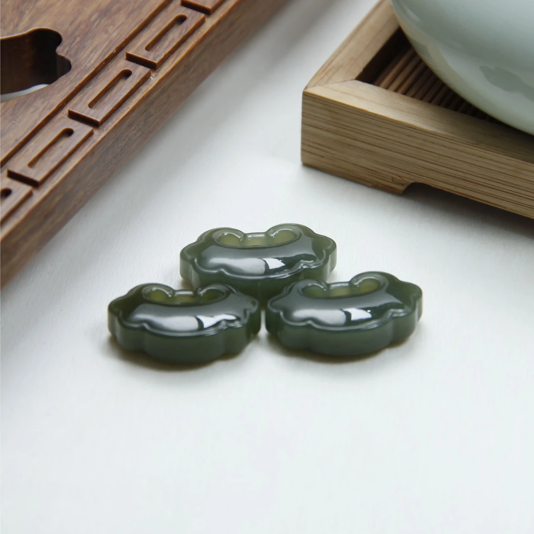 【峰哥撩玉】和田玉湖水绿如意锁吊坠