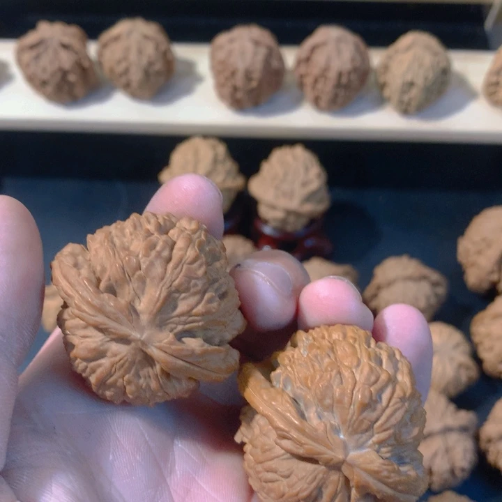 娄***文玩核桃吊坠白狮子