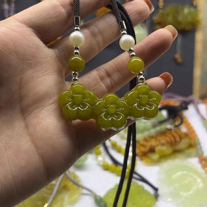 蛇纹石玉未镶嵌颈饰