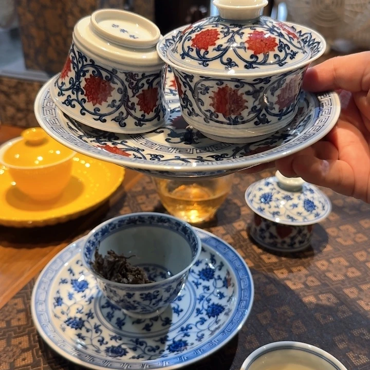 缠枝莲青花釉里红三件套