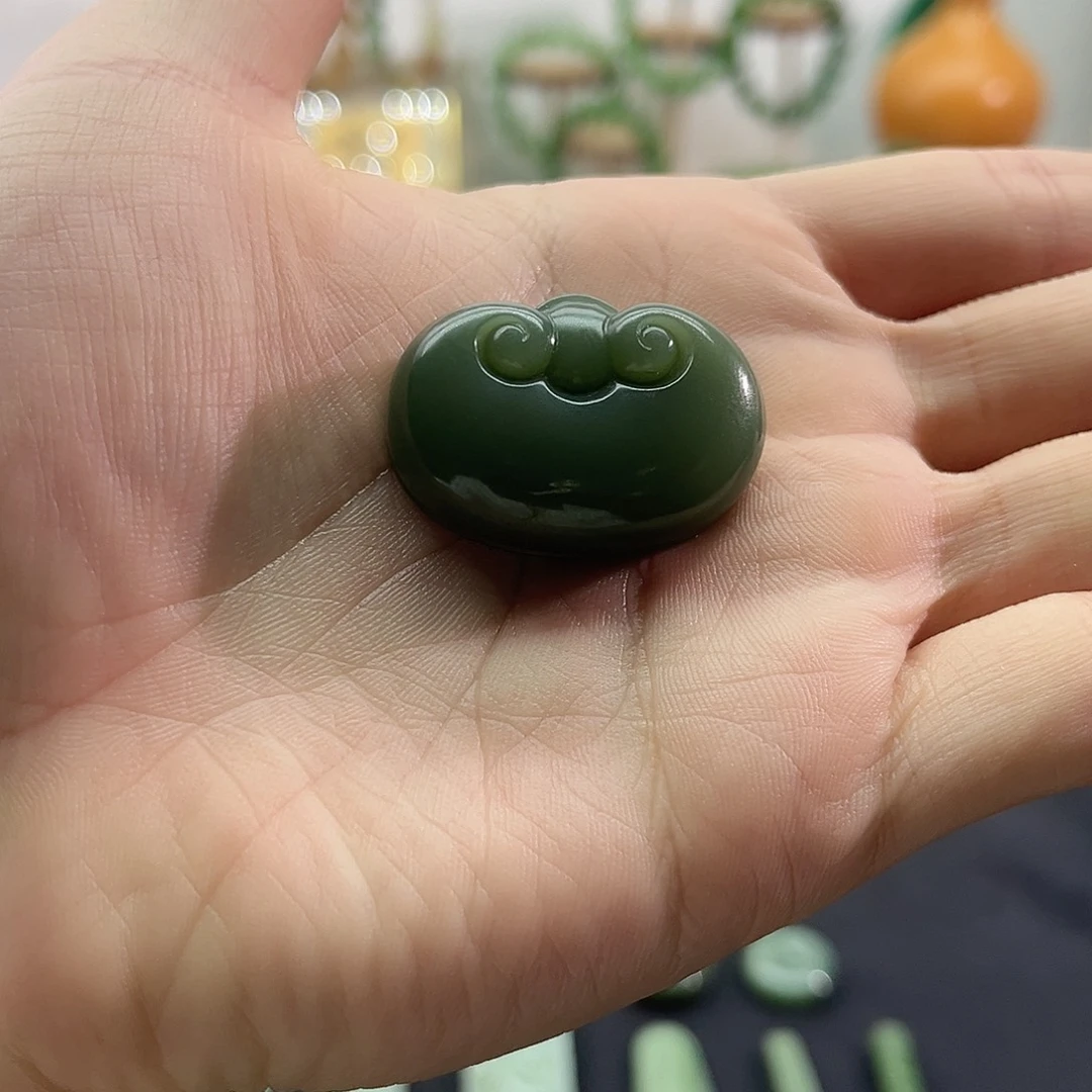 和田玉未镶嵌颈饰俄碧-鸭蛋青吊坠-如意锁