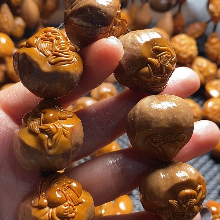 吊坠橄榄核唐*辉包衣财神