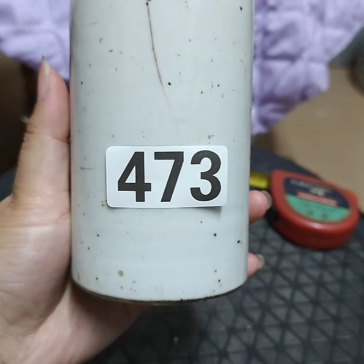 S***.陶瓷白色笔筒摆件一个，残