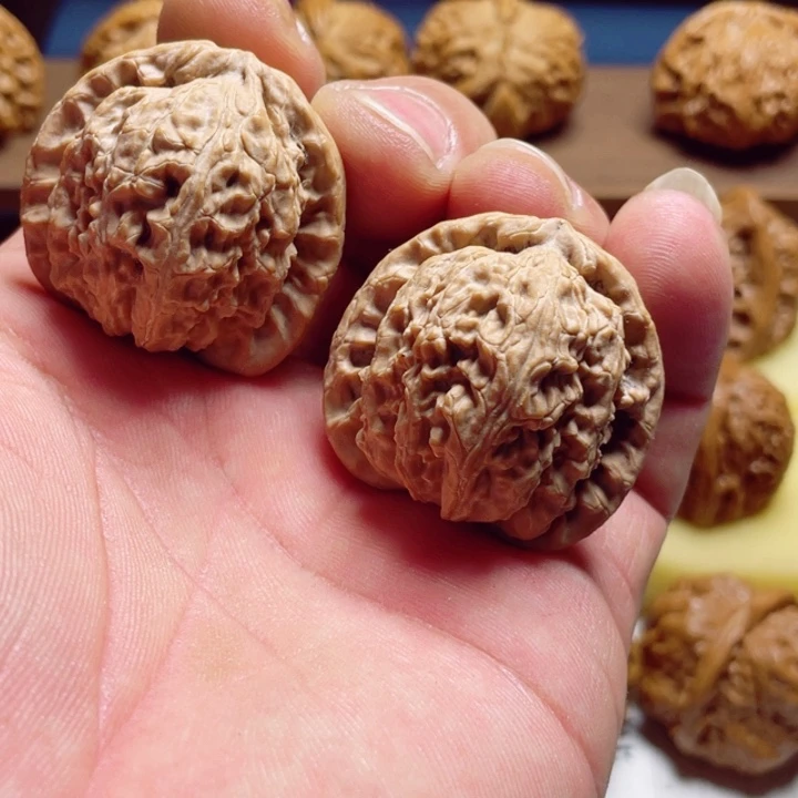 文玩核桃吊坠白狮子