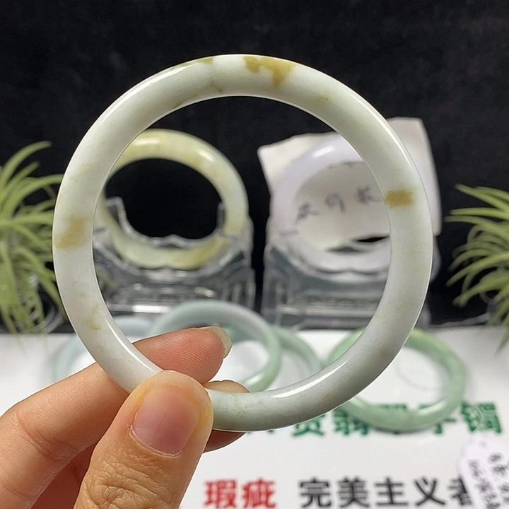 翡翠未镶嵌手镯51号。 57圈
