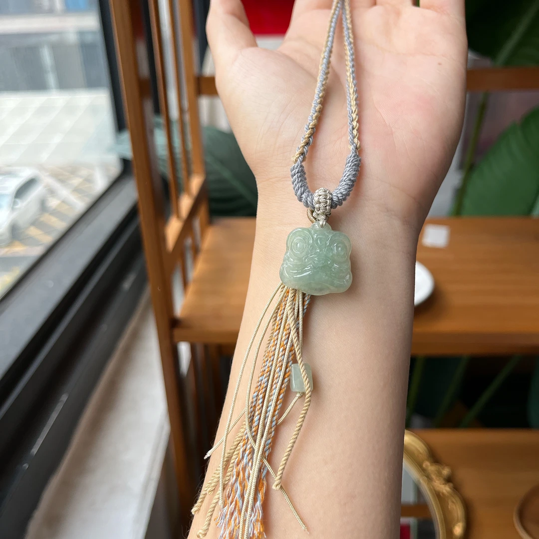翡翠醒狮绿底吊坠