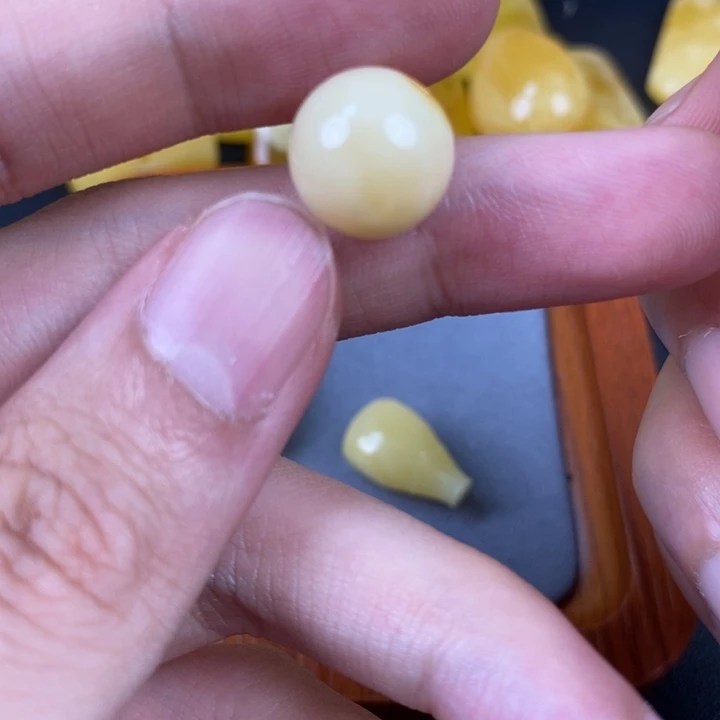 未镶嵌琥珀裸石微瑕59