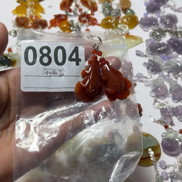 依***依合金蛇纹石玉吊坠