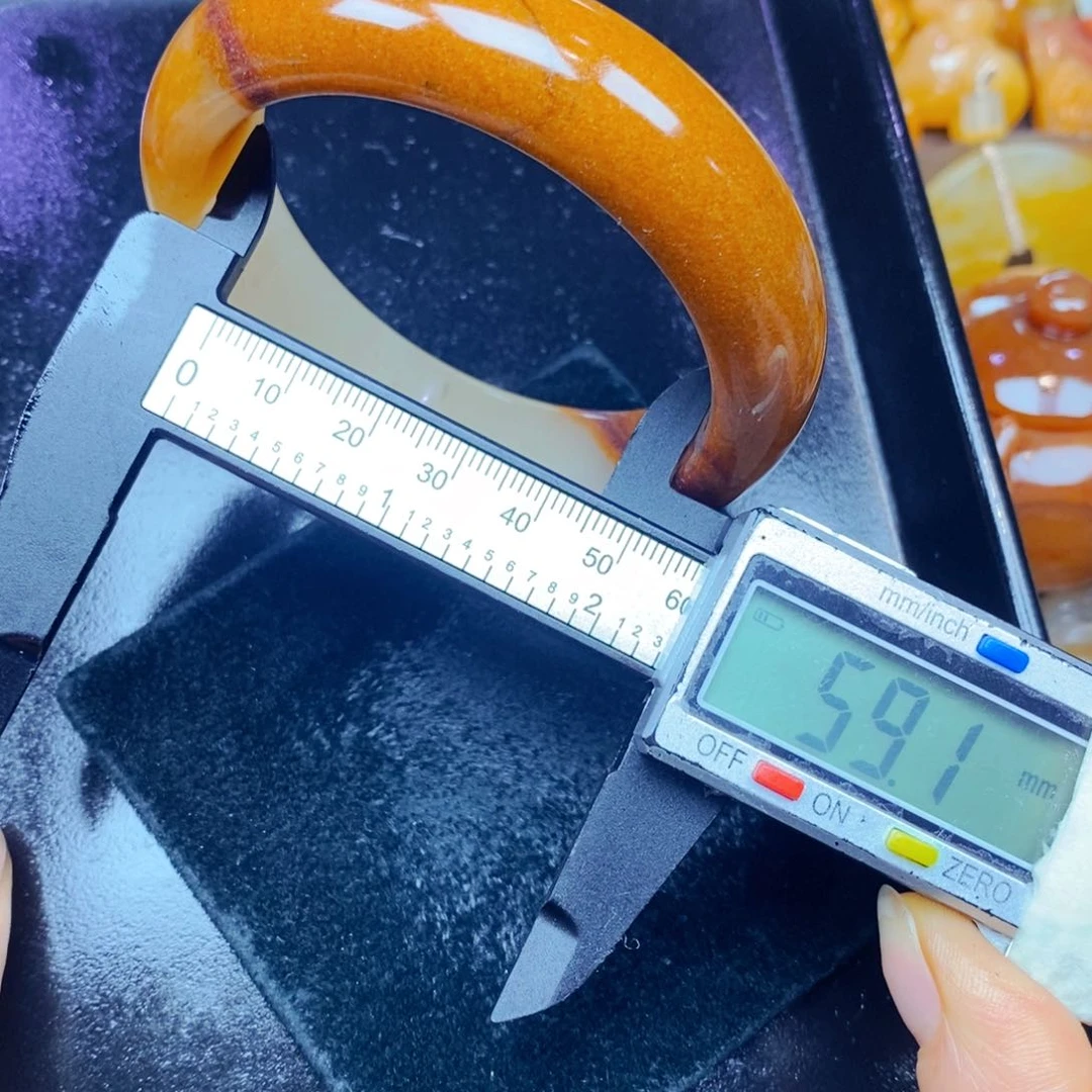 未镶嵌石英质玉（黄龙玉）颈饰