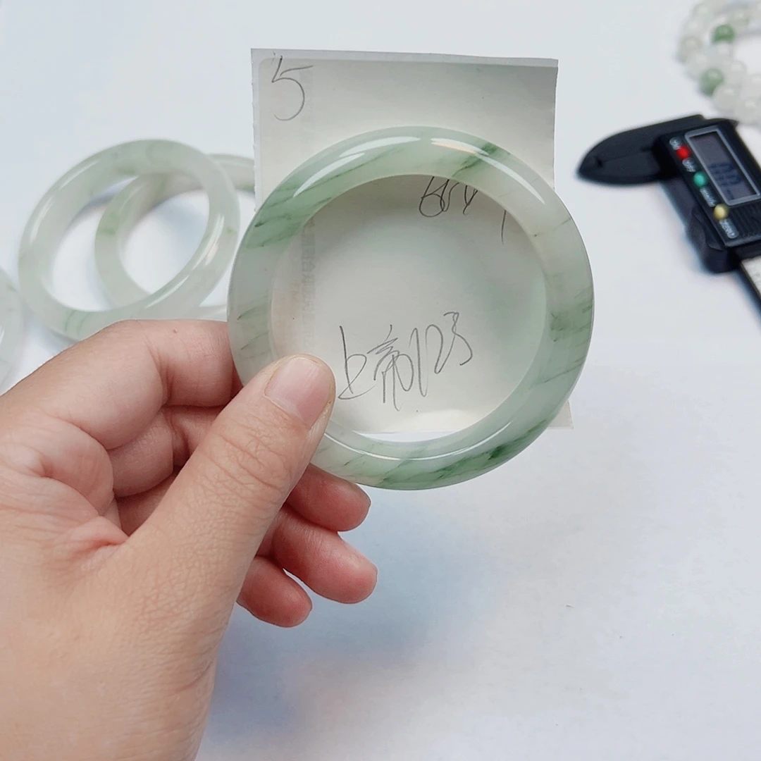 上***3石英质玉未镶嵌手镯