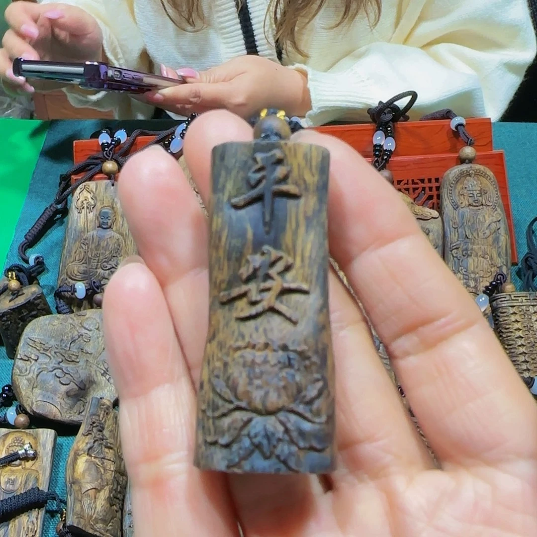 沉香吊坠海南白奇乌身老料雕刻平安9.4克带绳