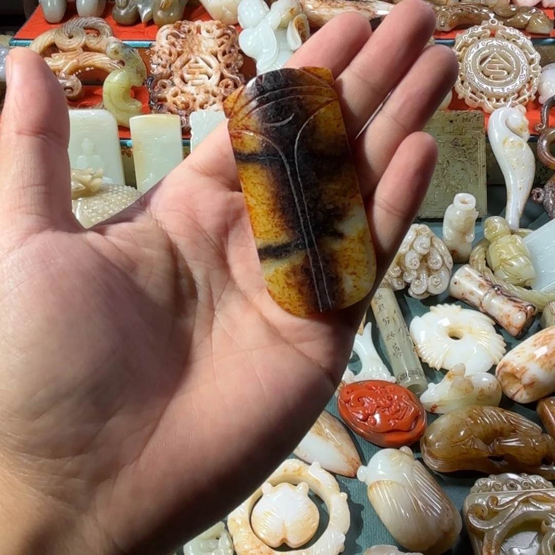 东***就未镶嵌玛瑙/玉髓珠宝奇石