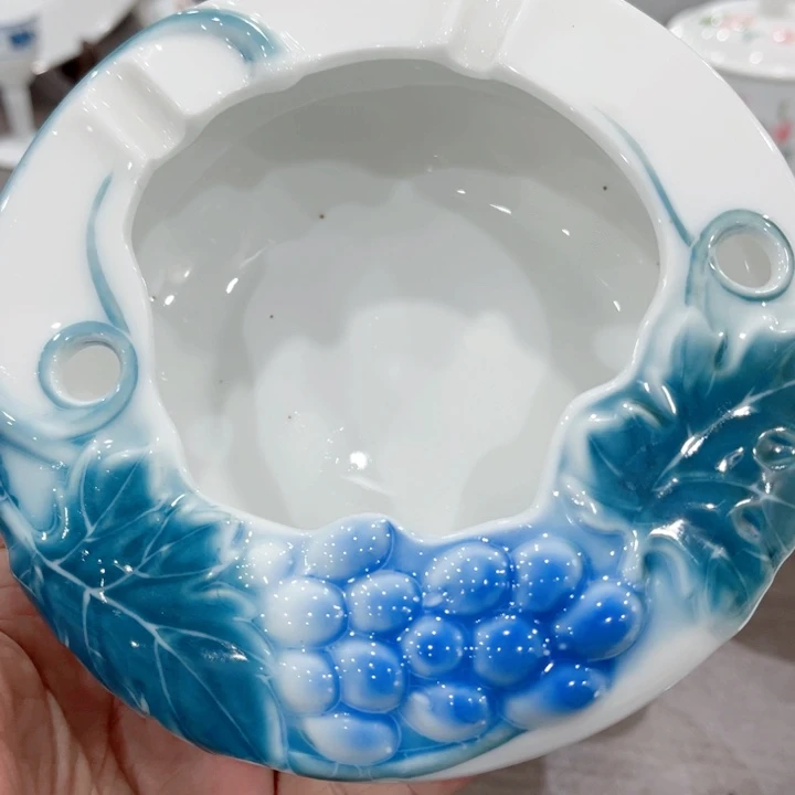 碟釉下五彩的瓷器和瓷器