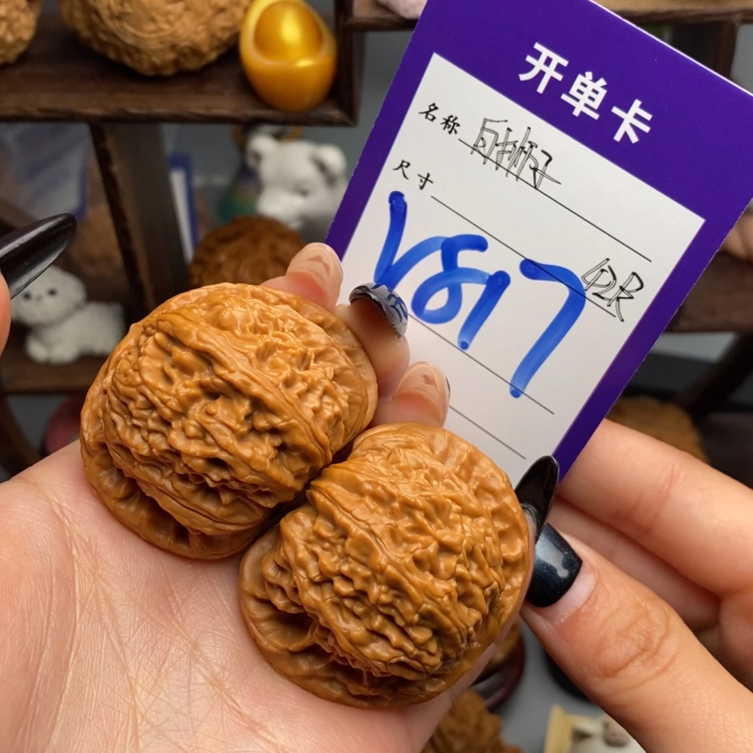 文玩核桃吊坠白狮子