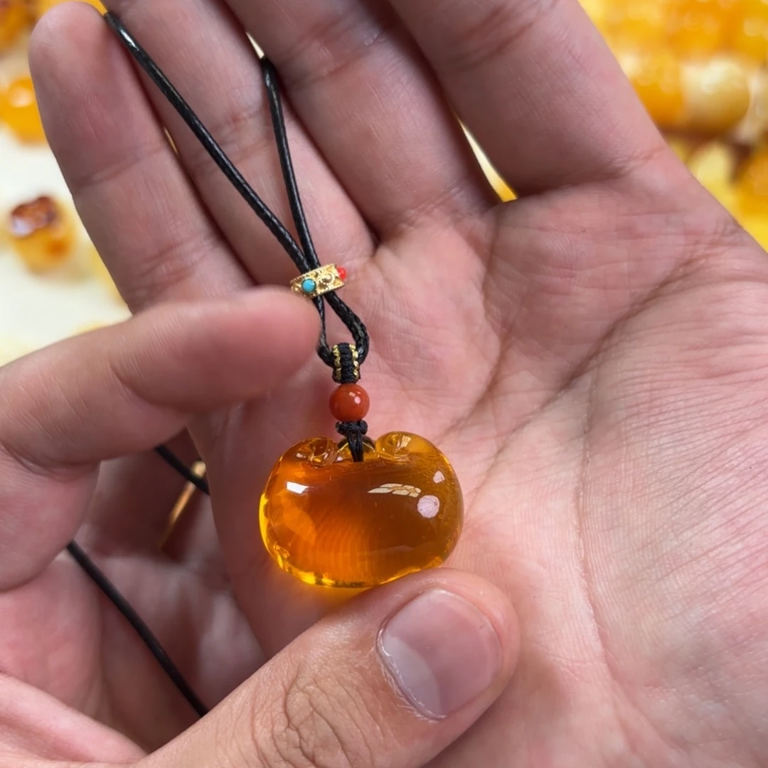 昔***年蜜蜡未镶嵌裸石如意锁