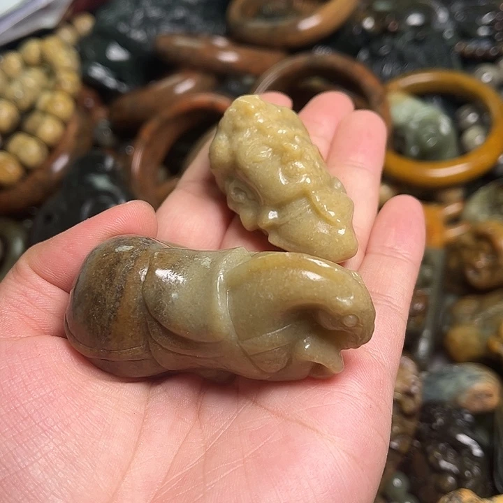 透闪石质玉未镶嵌挂件